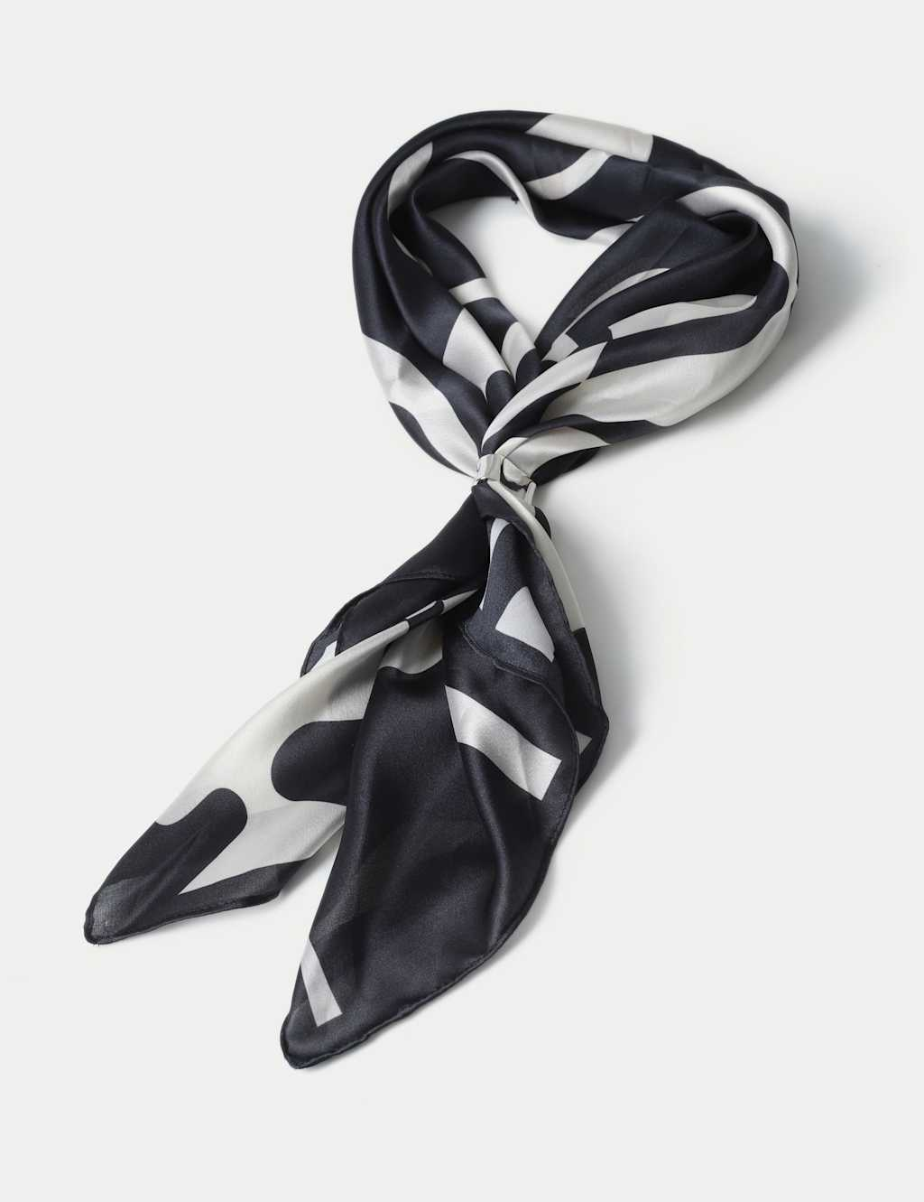 Black and White Ripple Scarf